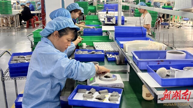 业用小小化妆刷“破圈” 湖南日报冰球突破技巧从沿海到内陆炎陵一企(图4)