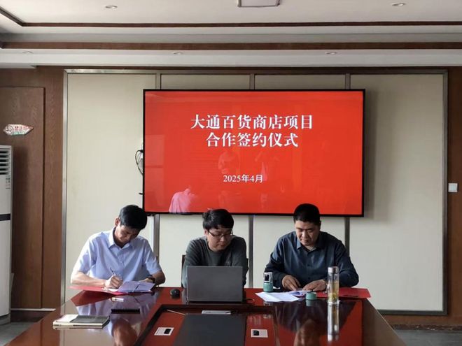 做的好事藏不住啦！任性大爷骑车不看灯撞车后淡定驶离！冰球突破【铜陵头条0414】铜陵周宇豪、凌子轩你俩(图8)
